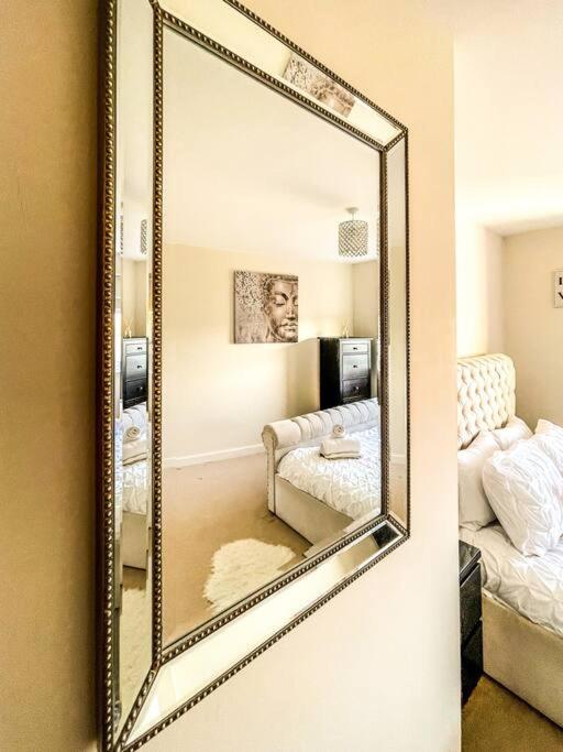 Soho Beach With Fabulous Sea View And 2 Minutes To The Beach With Free Parking And Netflix Apartment *